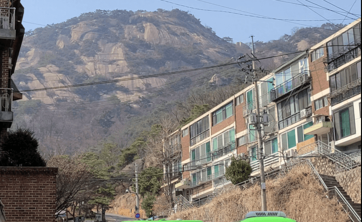 인왕산이 보이는 아름다운 서촌 마을
