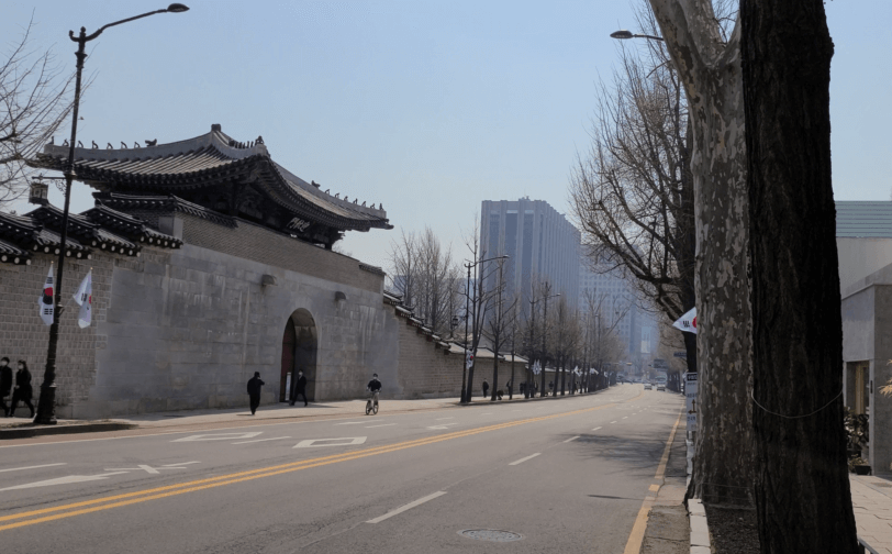 마을 동쪽 경계에는 경복궁의 서쪽 문인 영추문